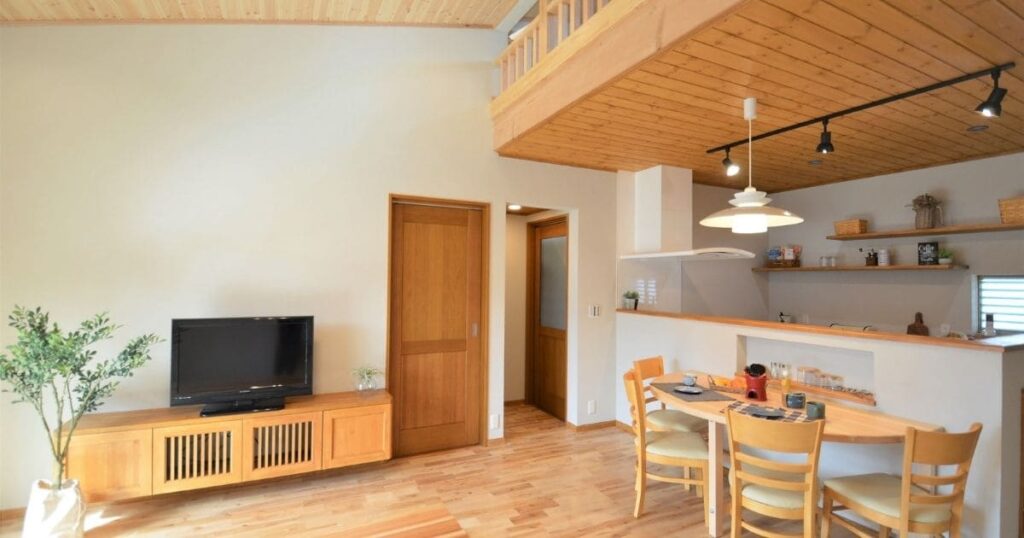 23坪・2LDK【総額2,200万円】高天井リビングの家